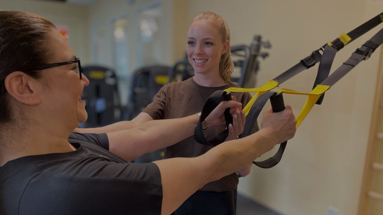 Frau am Seilzug - Bewegungtraining für Schulter und Arme