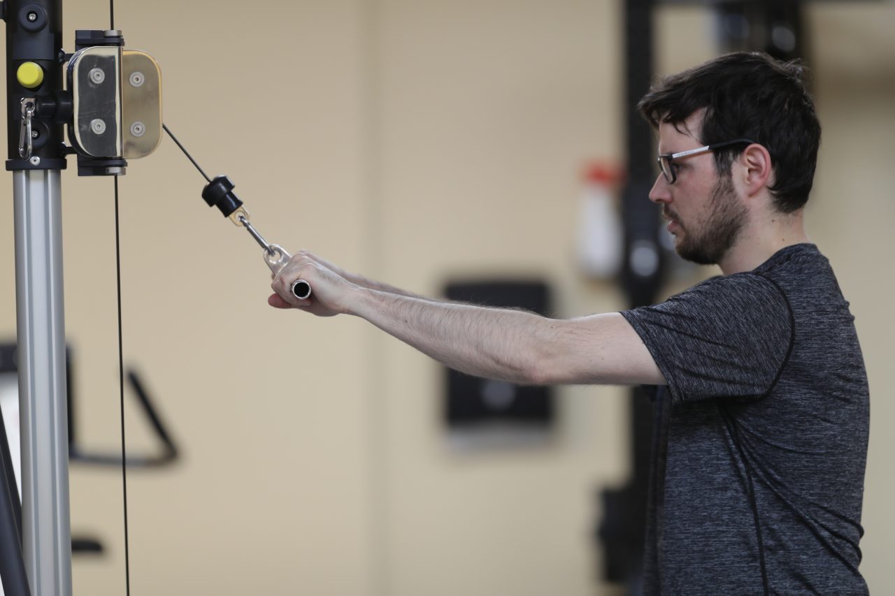 Armtraining nach Schlaganfall an Seilzuggerät zur Verbesserung von Kraft und Beweglichkeit.