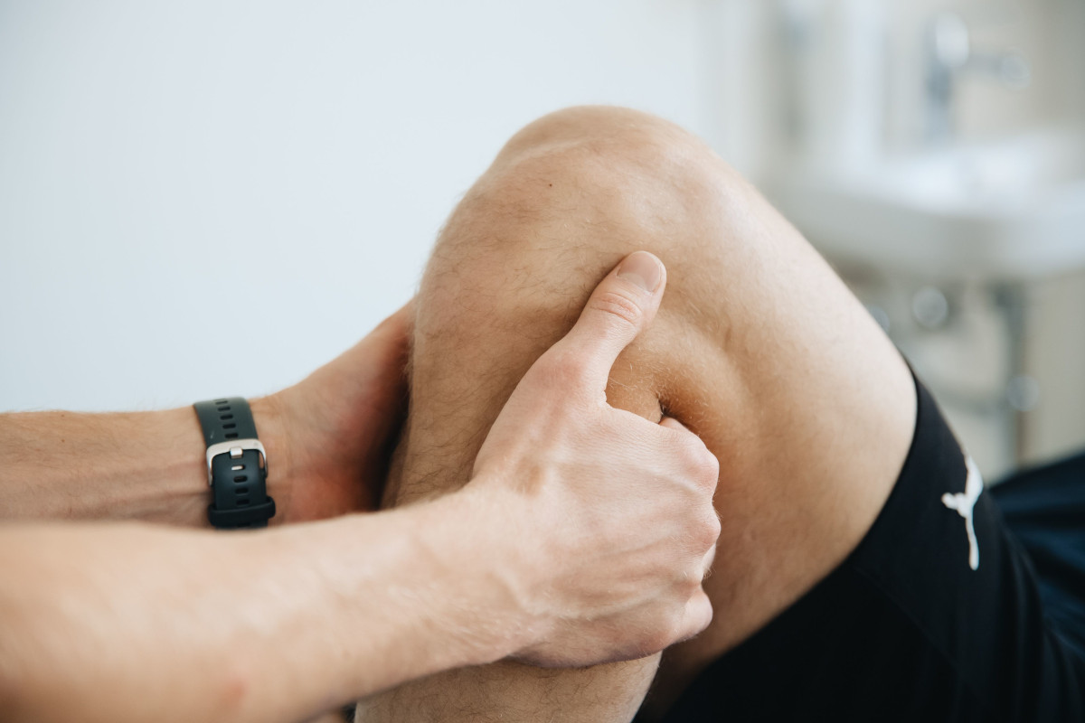 Patient während Physiotherapiebehandlung